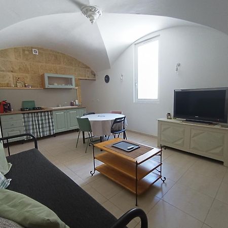 Dans Maison De Maitre, Appartement Independant. Montfrin Exterior foto